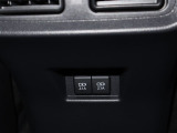 充電用USB端子付き。スマートフォンなどの充電に便利です。