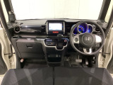 車内は光触媒抗菌消臭施工済です。スタイリッシュなデザインでスポーティなインパネ周りを演出します。グローブボックスやカップホルダーのほかにトレーなどたくさんの収納スペースが付いています。