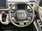 インテリアに合わせたデザインのステアリングは、運転される方のことも考え、運転しやすい形状、大きさです。是非一度、実際に触ってお確かめください。