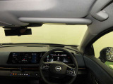 ドライバー目線で、使いやすく安全操作性と良好な視界を実現した運転席です。
