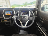 【運転席インテリアデザイン】左右対称のインテリアデザインでドライバーを包み込み運転に集中できるように設計されています。