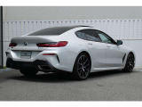 スタイリッシュなリアビュー。リアフォグランプを採用し、悪天候の走行時に後続のドライバーにし車両を示します。デザインだけではなく、安全面にも抜かりが無いBMWで駆け抜ける喜びを体感下さい。