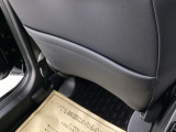 【シートバックポケット】すぐ手に取りたいアイテムをスマートにしまっておけます。限られた空間を有効に活用でき、長距離のドライブでも車内を清潔感のある落ち着いた状態に保ってくれる実用的な機能です。