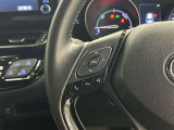 運転中、オーディオの操作をしてて、ハッとしたことはありませんか?ステアリングスイッチは、運転中でもハンドルでオーディオの操作が可能です。安全なドライブをサポートします。