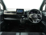 ◆視界広々で非常に運転しやすくロングドライブでも疲れを感じさせないすっきりとまとまったインパネ周りです。