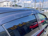 サイドバイザー付き!天候不良時も車内の換気が可能です!