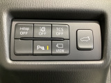 運転席脇のクラスタースイッチ部分にはカメラ切り替えスイッチ、その他走行系スイッチを集中配置しております。電動リアゲートの開閉スイッチも目立つよう配置しています。
