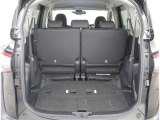 【トランクルーム】荷室の広さも十分です!シートアレンジでシートを畳めば長い荷物だって積めますね。シートアレンジの操作方法など、お気軽にご相談下さい。