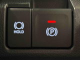 指先だけで簡単に操作が可能な電動パーキングブレーキを採用。「HOLD」スイッチを押すと、渋滞や信号待ちなどでブレーキペダルから足を離しても、ブレーキを保持するので安心です