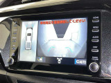 パノラミックビューモニターを装備。駐車場や交差点でクルマを真上から見るように周囲を確認できます。機能の詳細は販売店スタッフまでおたずねください。