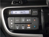 フルオートエアコン搭載。好みの温度に設定するだけで、風向や風量を自動でコントロール!いつでも快適な車内環境に。