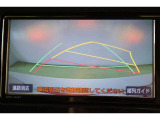 ハンドル操作に連動してガイドラインが変化するバックカメラ搭載です。クルマは構造上たくさんの死角がありますので、とても便利な機能ですね。あくまで補助の為の装備ですのでバックは目視での確認が大事ですよ!