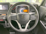 インテリアに合わせたデザインのステアリングは、運転される方のことも考え、運転しやすい形状、大きさです。是非一度、実際に触ってお確かめください。