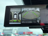 ディスプレイ付ルームミラーでクルマを上空から見下ろしているかのように、状況を把握できます。4つのビュー「トップ・フロント・サイド・バックビュー」を切り替えることで狭い場所でも周囲が映像で確認できます。