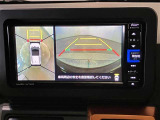 【パノラミックビューモニター】映像で、見づらい車両周辺の確認をアシスト。クルマを真上から見ているような映像を表示。 運転席から確認しにくい車両周囲の状況を把握。