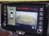 後方の見える安心をお届けするバックガイドモニター付:バックするときのアシストラインもあって楽々バック!車庫入れや縦列駐車をサポートし、苦手な駐車も安心です!今やもう手放せない装備ですネ♪