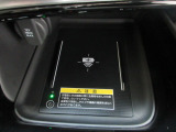 置くだけでワイヤレスで充電可能です。