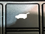 【パワーバックドア】スマートキーや運転席のボタンを押すだけでリアゲートが自動で開閉します!荷物を持っている時や、高い位置にあるバックドアを閉める際に便利な機能です♪
