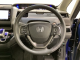 ハンドルにHondaセンシング系のクルーズコントロールやレーンキープアシストなどのスイッチと、オーディオの操作スイッチが装備されています。ハンドルから手を離さず安全に操作できます。
