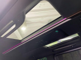 【ガラスルーフ】ガラスルーフ搭載で車内の解放感が一気にアップ!開放的なドライブをお楽しみいただけます。