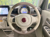 インテリアに合わせたデザインのステアリングは、運転される方のことも考え、運転しやすい形状、大きさです。是非一度、実際に触ってお確かめください。