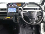 高いホールド性で運転姿勢が安定します。長距離ドライブでも疲れにくいのが魅力です。快適なドライビングライフをお送りください♪