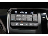 運転席と助手席の温度設定の変更が可能な左右独立タイプのデュアルエアコンです♪♪♪暑がりな人・寒がりな人も誰もが車内を快適にお過ごしいただけます♪♪♪