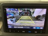 【リアカメラ】後方の距離感や障害物を、モニター越しにそっと教えてくれる機能です。見えにくい場所を確認できる安心感が、落ち着いたハンドル操作を支えます。
