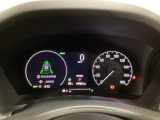 ハイブリット車専用のメーターです。右側の大型スピードメーターに加え、ステアリングスイッチを使って左のマルチインフォメーション・ディスプレイで燃費や動力伝達などの情報が見れるようになっています。