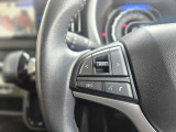 【ステアリングスイッチ】ステアリングスイッチは運転姿勢や視線を崩さずに操作が可能です。左側にはオーディオ類があります。