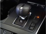 【シフトレバー】シフトもとても操作しやすいデザインになっております。運転する人の事を第一に考えた操作性の高い仕様です。