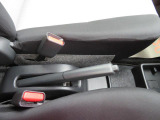 駐車ブレーキは手で引くタイプ