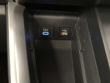 シフトレバーわきのUSBソケット。