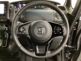 ハンドルにHondaセンシング系のクルーズコントロールやレーンキープアシストなどのスイッチと、オーディオの操作スイッチが装備されています。ハンドルから手を離さず安全に操作できます。