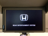 【後席用プルダウンモニター】後ろに乗車している人を飽きさせません♪ テレビやDVDビデオを見ながら楽しいドライブを♪使わない時は格納できますので、ジャマになる事もありません♪