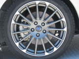 ダークグレーメタリック塗装の18インチ純正アルミホイール。タイヤサイズは225/45R18。納車時に弊社指定の新品タイヤ4本に交換いたします。