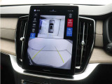 画面分割表示にも対応した360&deg;ビューカメラを搭載したXC90なら、狭い場所での取り回しも安心です。画面を分割することで、俯瞰画像と同時に車両前方または後方の180&deg;広角映像を表示することができます。