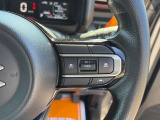 【クルーズコントロール】アクセル操作なしで一定速度を保つ機能。先行車との距離を自動調整する追従型が主流で、高速走行時の疲労を劇的に軽減します。長距離移動が多いお客様への商談では必須の快適装備です。