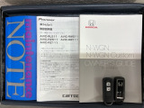 スマートキーは鍵をバッグに入れたままでもドアロックの開閉やエンジンのON・OFFができます。夜間や雨の日も鍵を探さなくて良いので便利です。