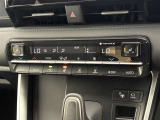 デュアルエアコンとは、運転席と助手席で、個別に温度設定ができる機能です。気温の感じ方は、人それぞれ違うもの。乗る人に優しい機能ですね。