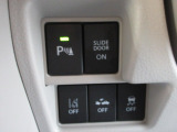 パーキングセンサーや横滑りを防ぐスイッチ類は運転席の、手の届きやすい位置にあります。