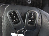 スマートキー付。キーを取り出さなくてもドアロックの施錠・開錠、エンジンの始動が出来ます。雨の日や荷物の多い日にとても便利ですね。
