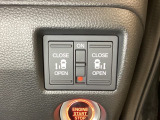 リアドアは乗り降りに便利な両側電動スライドドアです。また運転席に座っていながらスイッチ操作で自在にスライドドアを開け閉めできます。