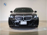 【BMWの伝統】BMWの特徴的な&ldquo;キドニーグリル&rdquo;は、80年以上続く伝統の形でございます。変わらないこだわりのデザインが、プレミアムブランド&ldquo;BMW&rdquo;を創り出します。