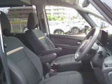 運転席・助手席にアームレスト付いてます。