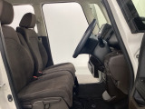 女性でも運転がしやすいように、シートの高さ調整機能(シートリフター)がついています。運転席と助手席の間が空いている為、助手席側への移動がスムーズです。交通量の多い道でも助手席側から乗り降りができます。