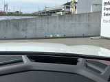 HUD: ヘッドアップディスプレイはドライバーが前方に集中できるよう、ナビや車速情報をフロントガラスに投影するシステムです。
