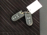 電子キーをポケットやカバンに入れているだけで、ドアの開錠・施錠が行えます。荷物を抱えていてもラクラク開閉です。エンジン始動も行えます。