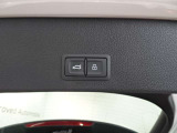 両手がふさがるほどの荷物があるとき、とても便利なオートマチックテールゲートが装備されております。