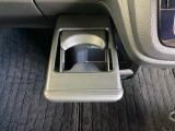 ドリンクホルダー装備、運転席/助手席どちらでも使えるカップホルダーです。